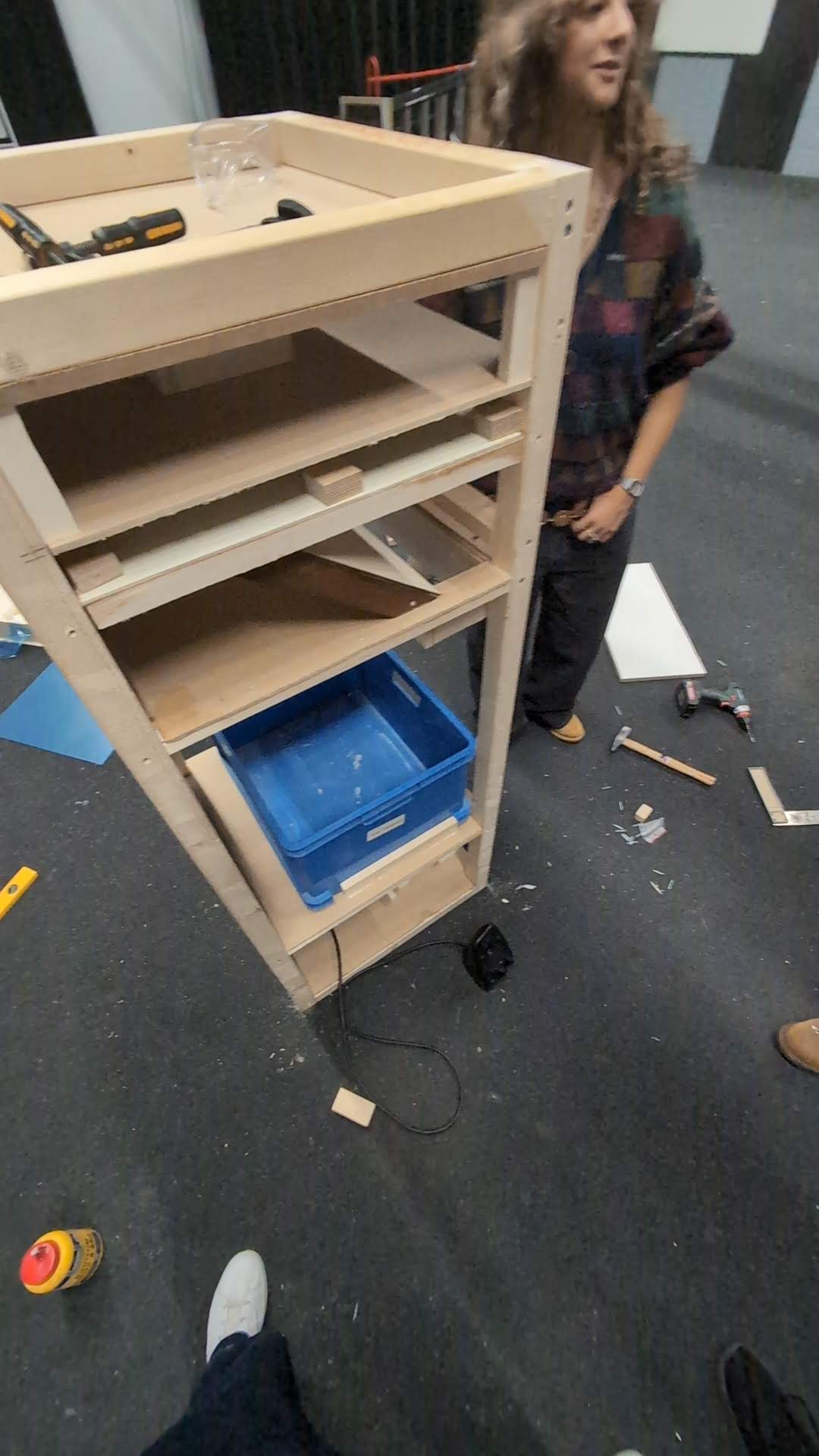 Werkplek met laptop en camera-apparatuur