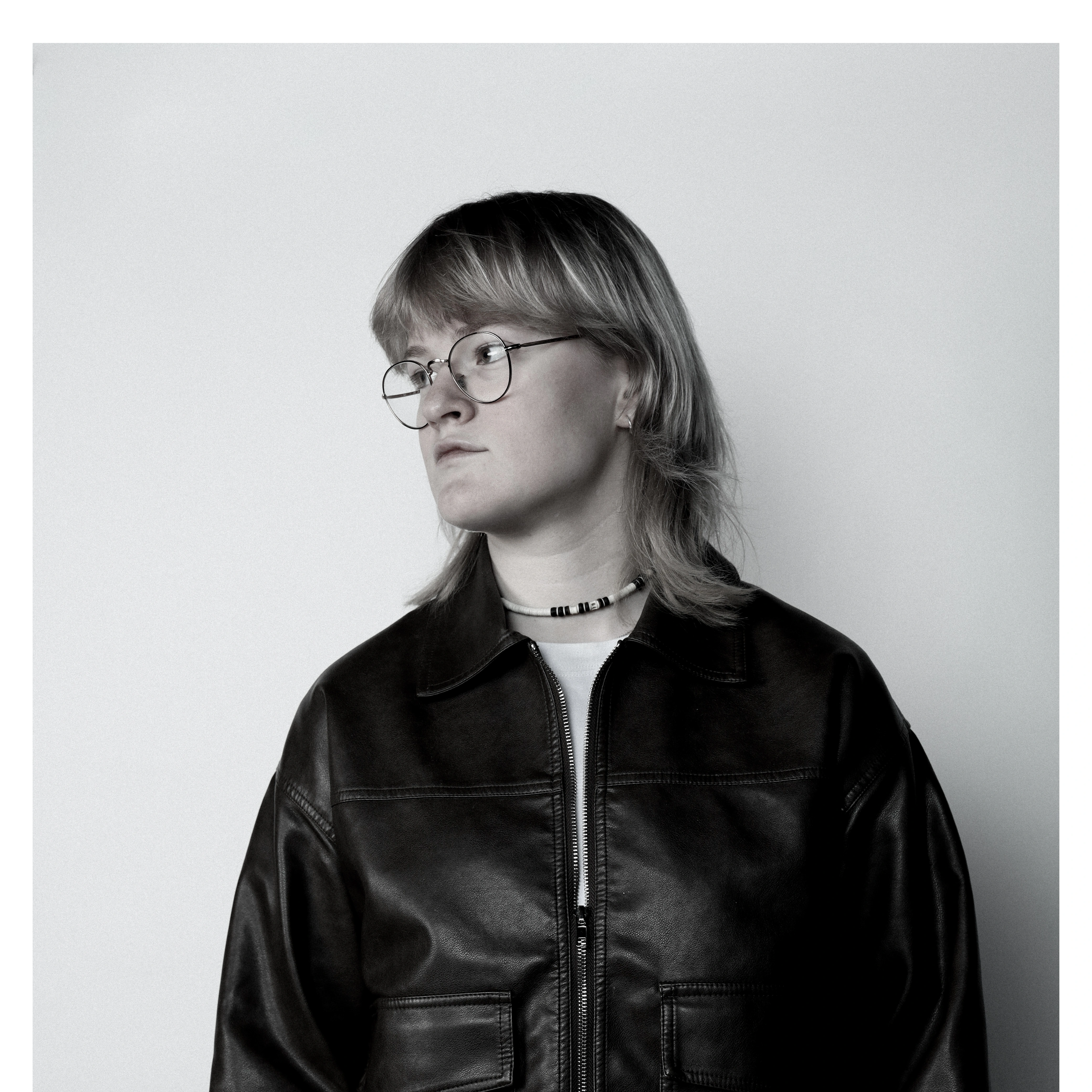 Beau Robijn in de studio met rood licht