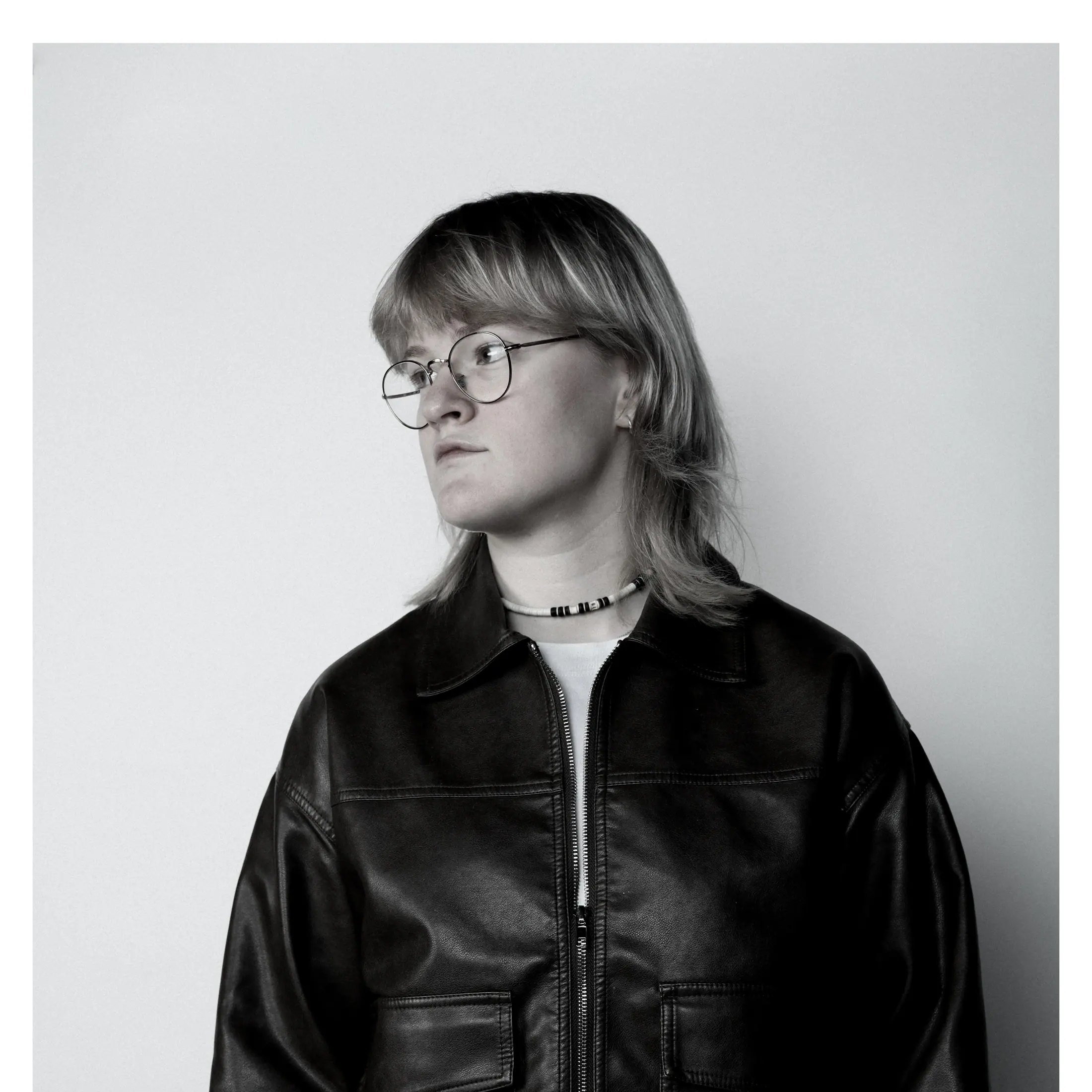 Beau Robijn in de studio met rood licht