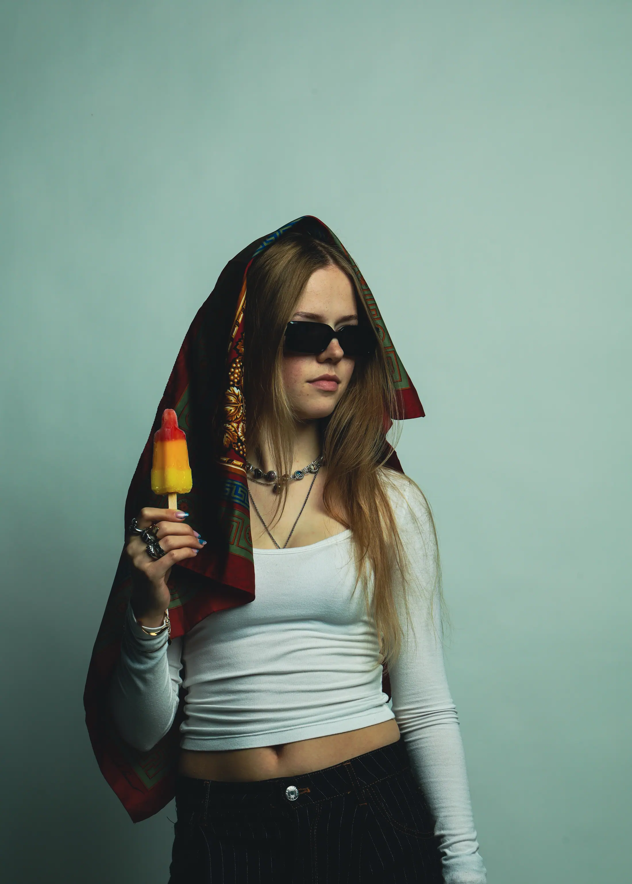 Model met zonnebril, hoofddoek en ijsje