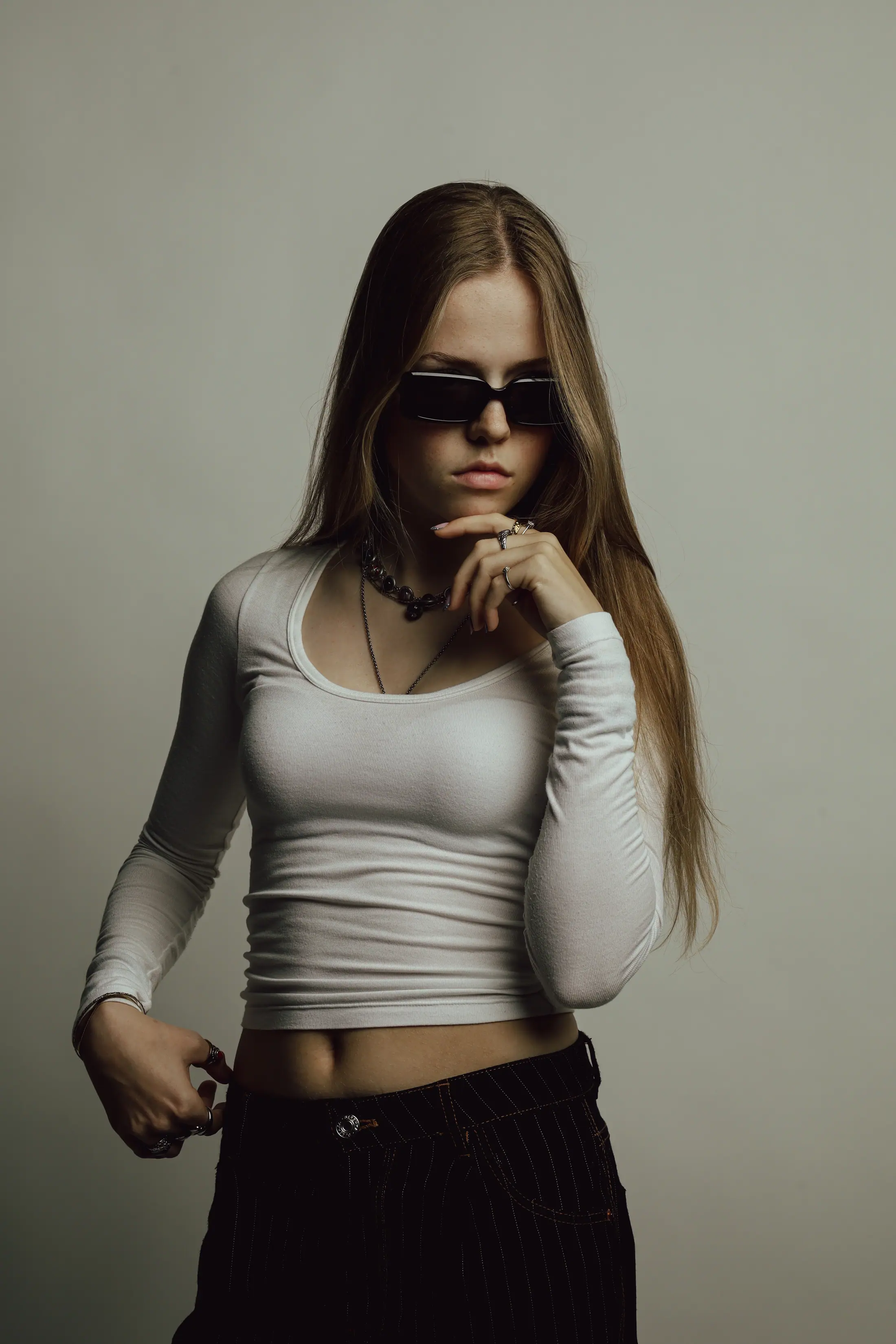 Model met zonnebril in wit shirt