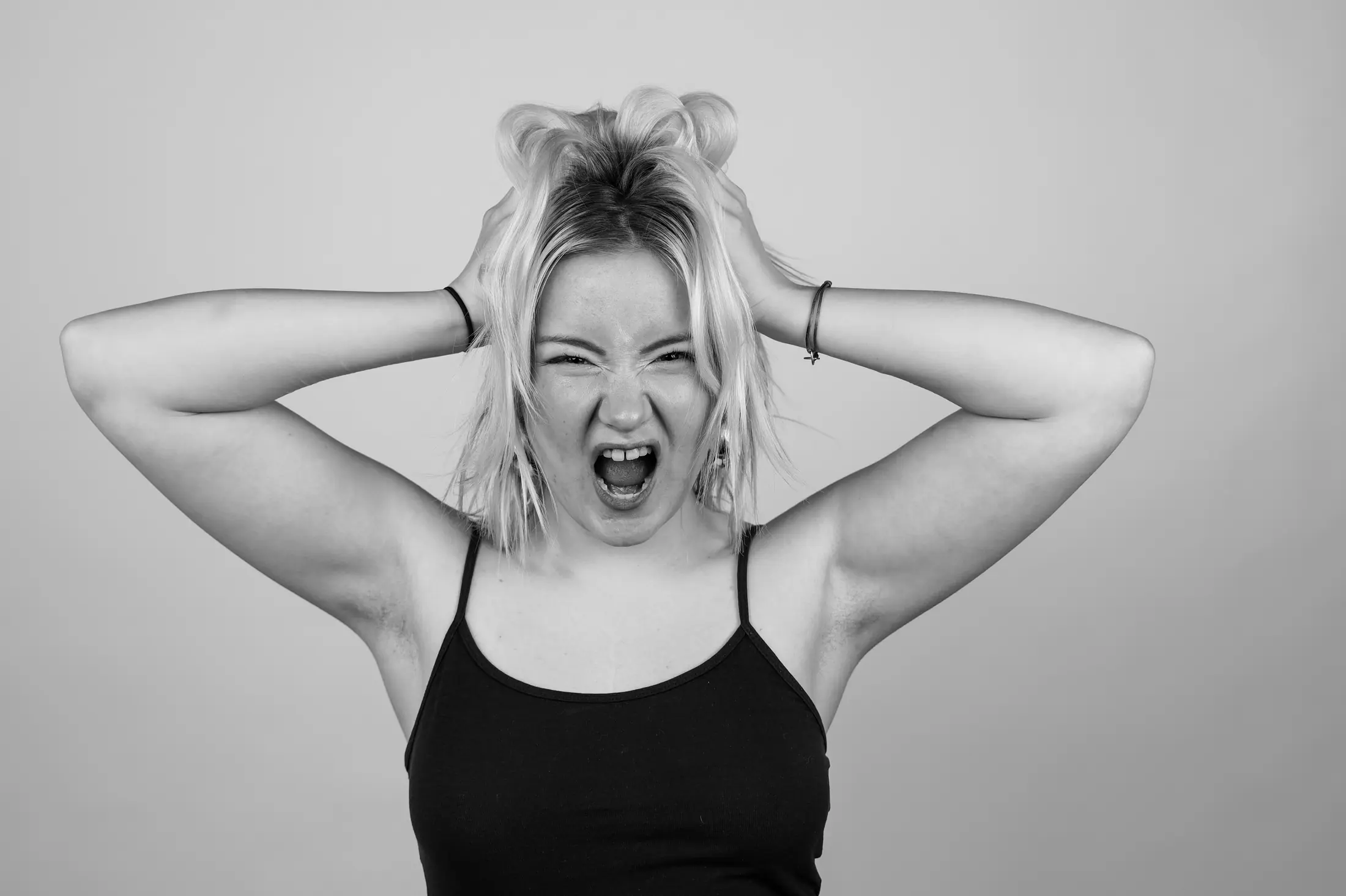 Model met handen in haar